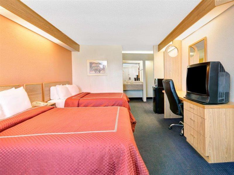 Days Inn By Wyndham Charlotte Northlake Kültér fotó