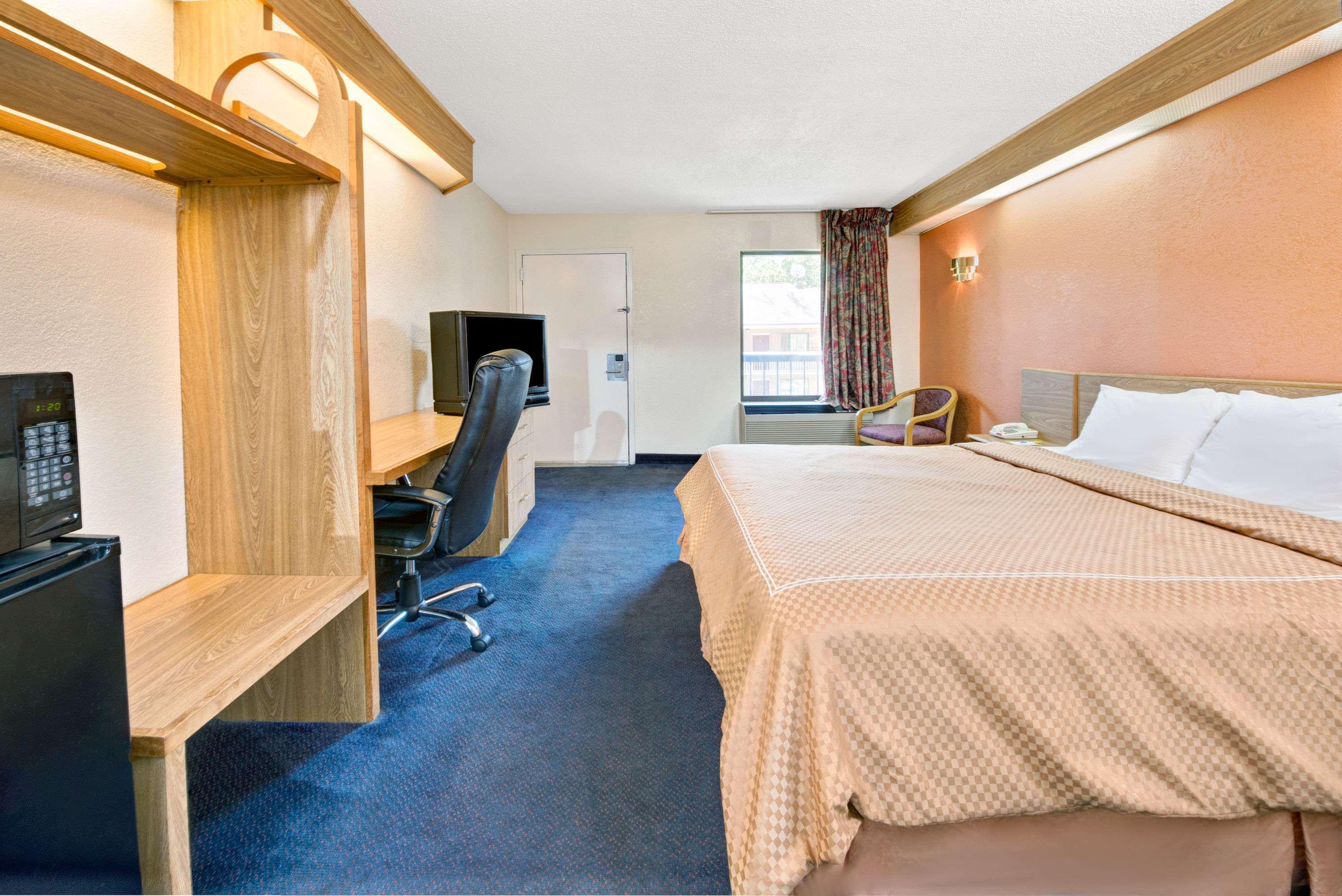 Days Inn By Wyndham Charlotte Northlake Kültér fotó