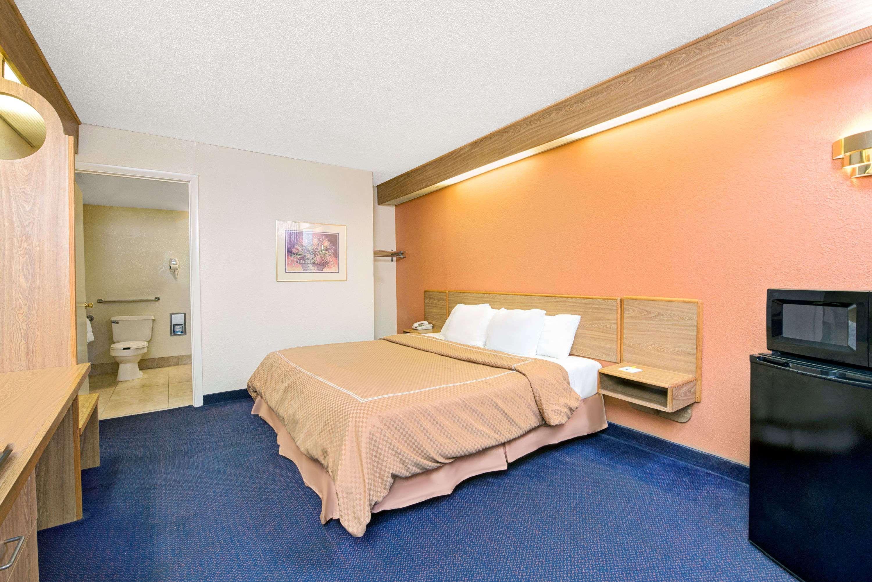 Days Inn By Wyndham Charlotte Northlake Kültér fotó