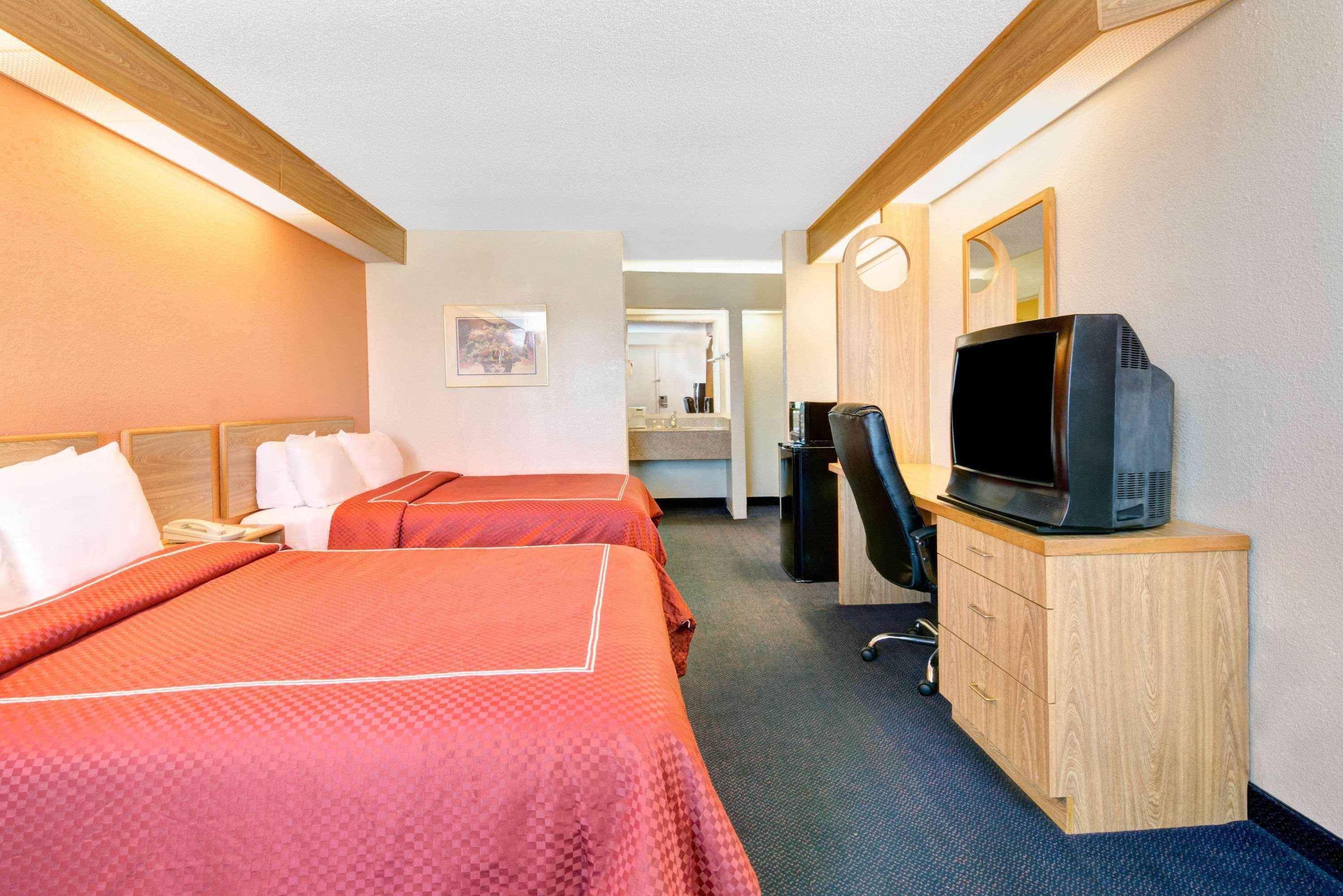 Days Inn By Wyndham Charlotte Northlake Kültér fotó