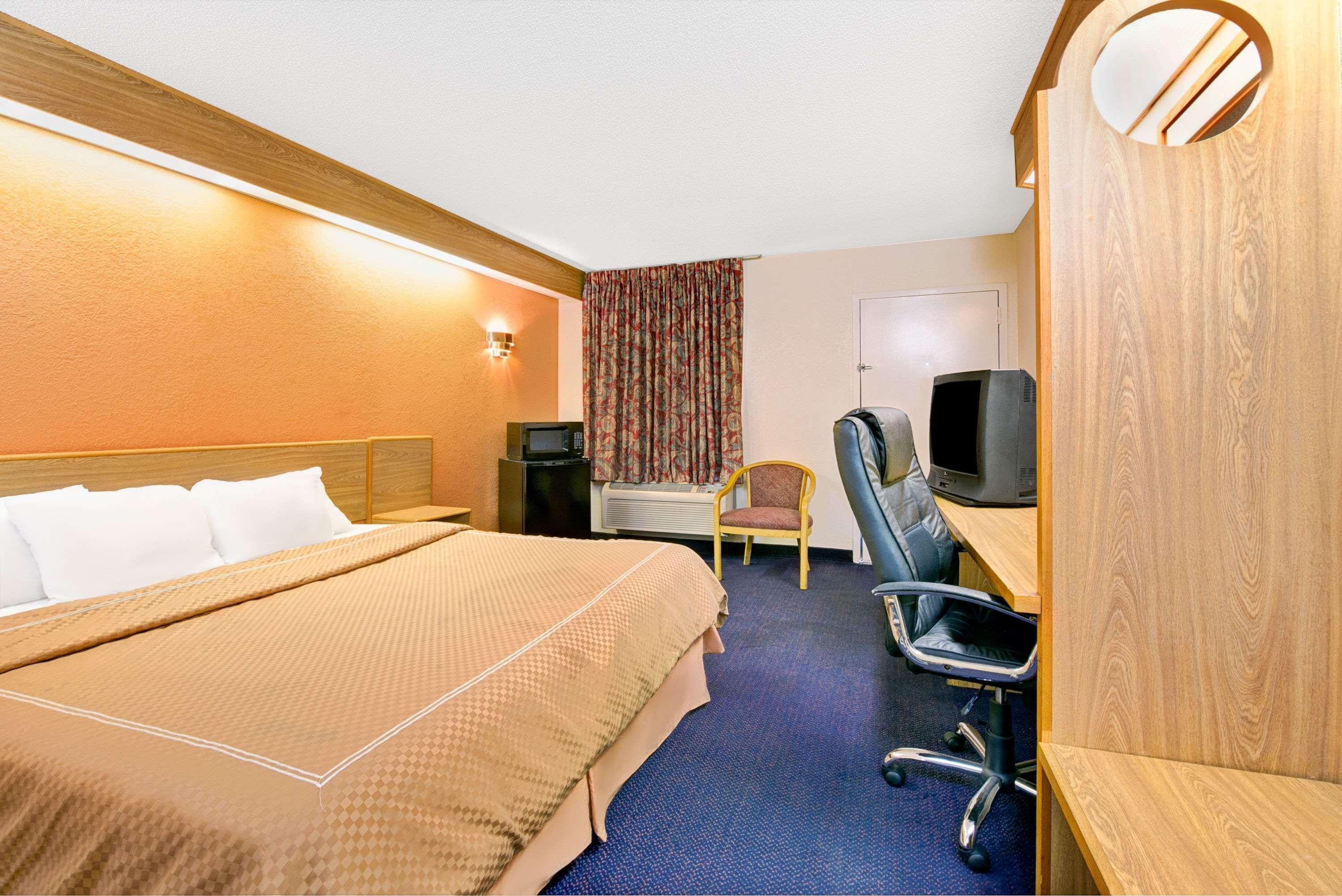 Days Inn By Wyndham Charlotte Northlake Kültér fotó