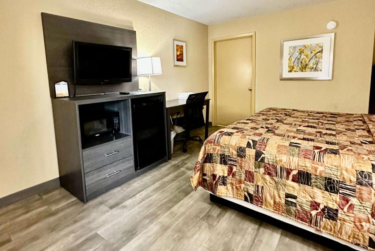 Days Inn By Wyndham Charlotte Northlake Kültér fotó