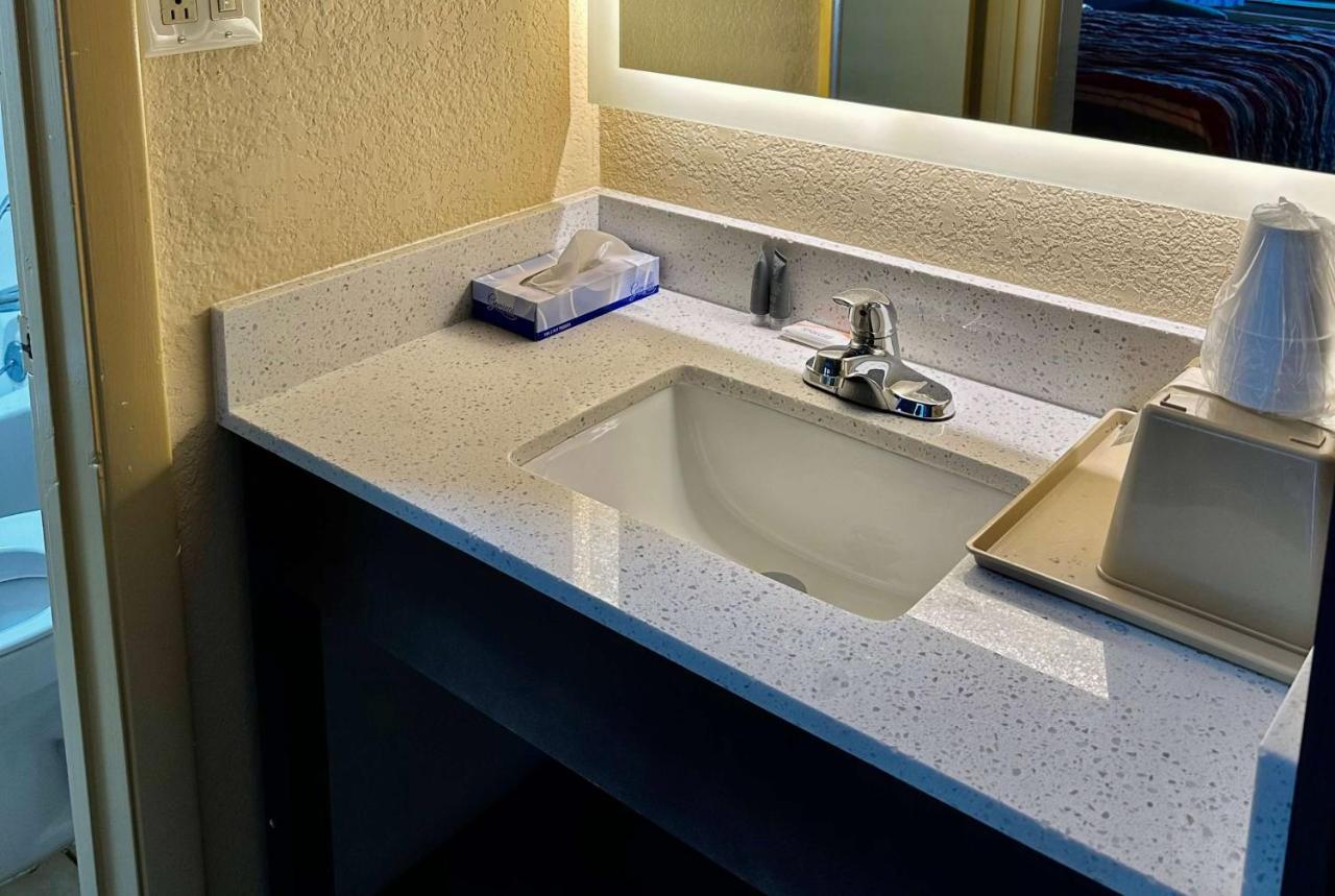 Days Inn By Wyndham Charlotte Northlake Kültér fotó